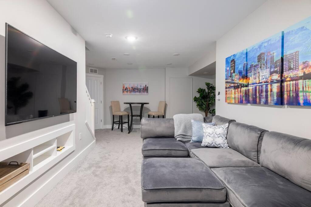 Stadiumview Villa: Pet-Friendly 4BR with City Vistas Pittsburgh Exterior photo