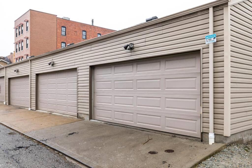 Stadiumview Villa: Pet-Friendly 4BR with City Vistas Pittsburgh Exterior photo