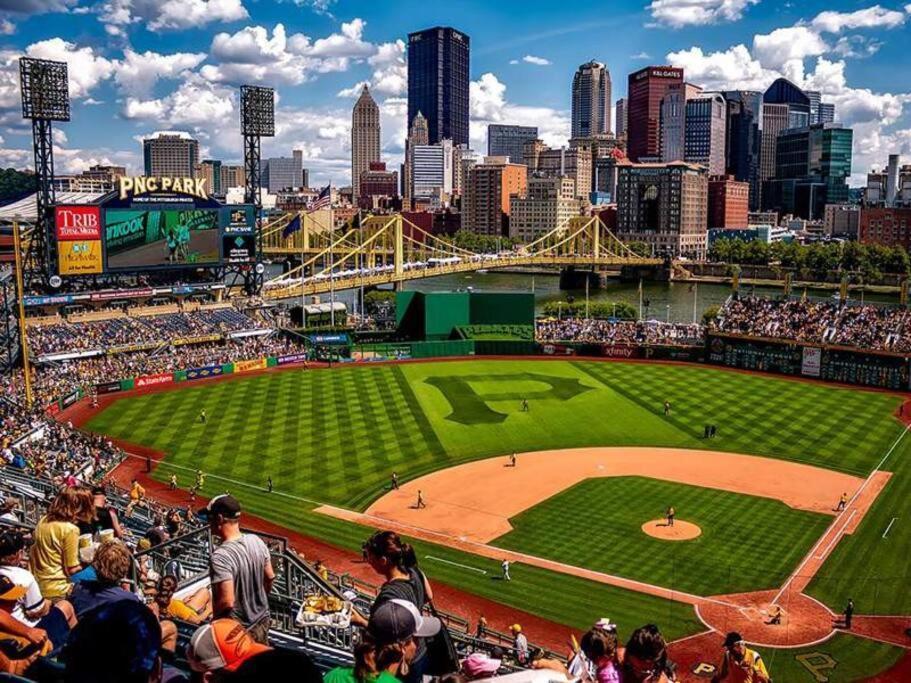 Stadiumview Villa: Pet-Friendly 4BR with City Vistas Pittsburgh Exterior photo